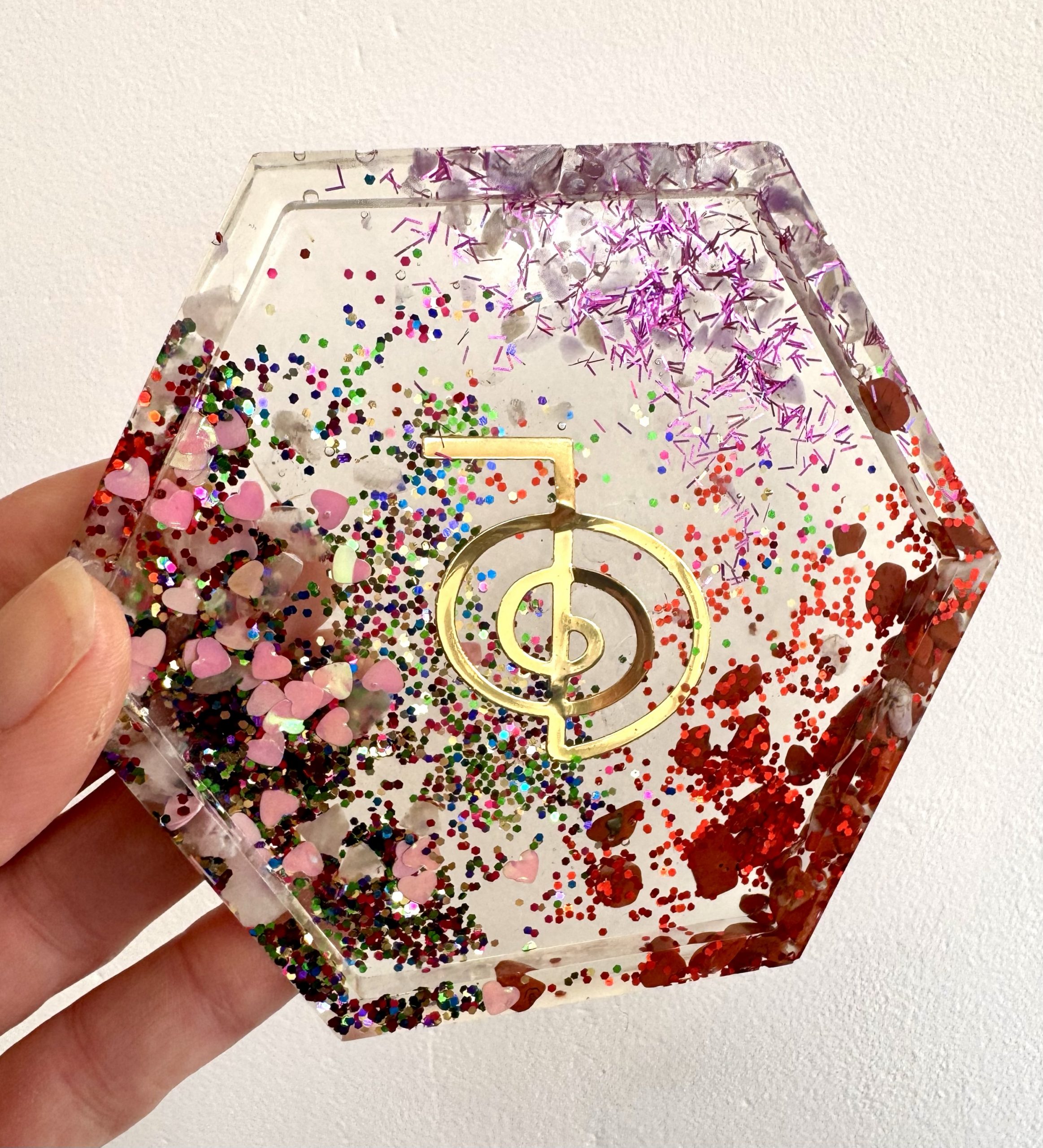 🔯 Plateau de Rechargement Hexagonal – Symbole Reiki Cho Ku Rei Jaspe Rouge • Quartz Rose • Améthyste