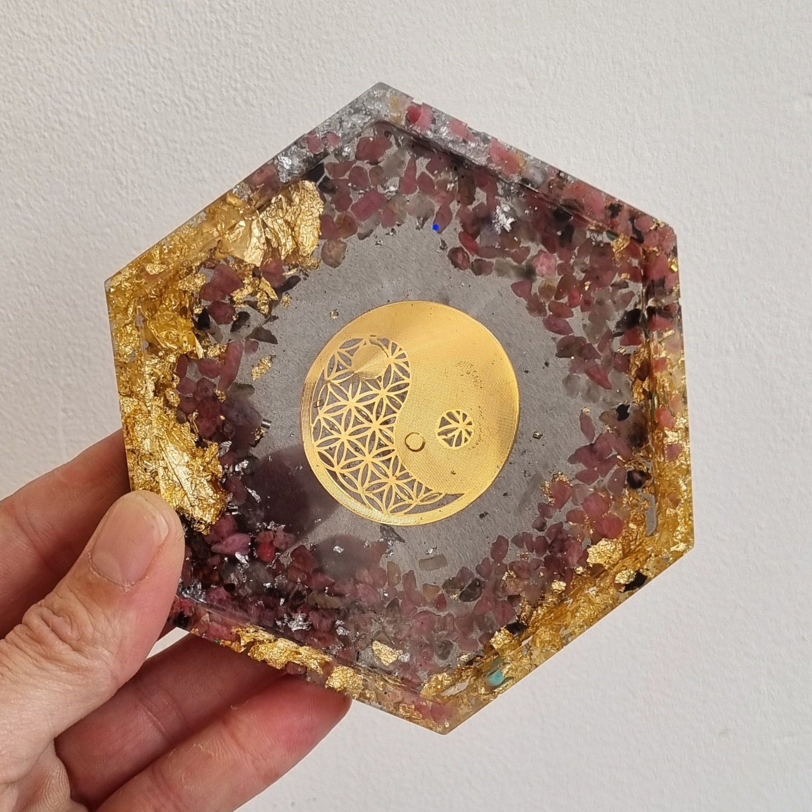 Plateau Orgonite Hexagonal | Rhodocrosite & Feuille d'or | Yin Yang
