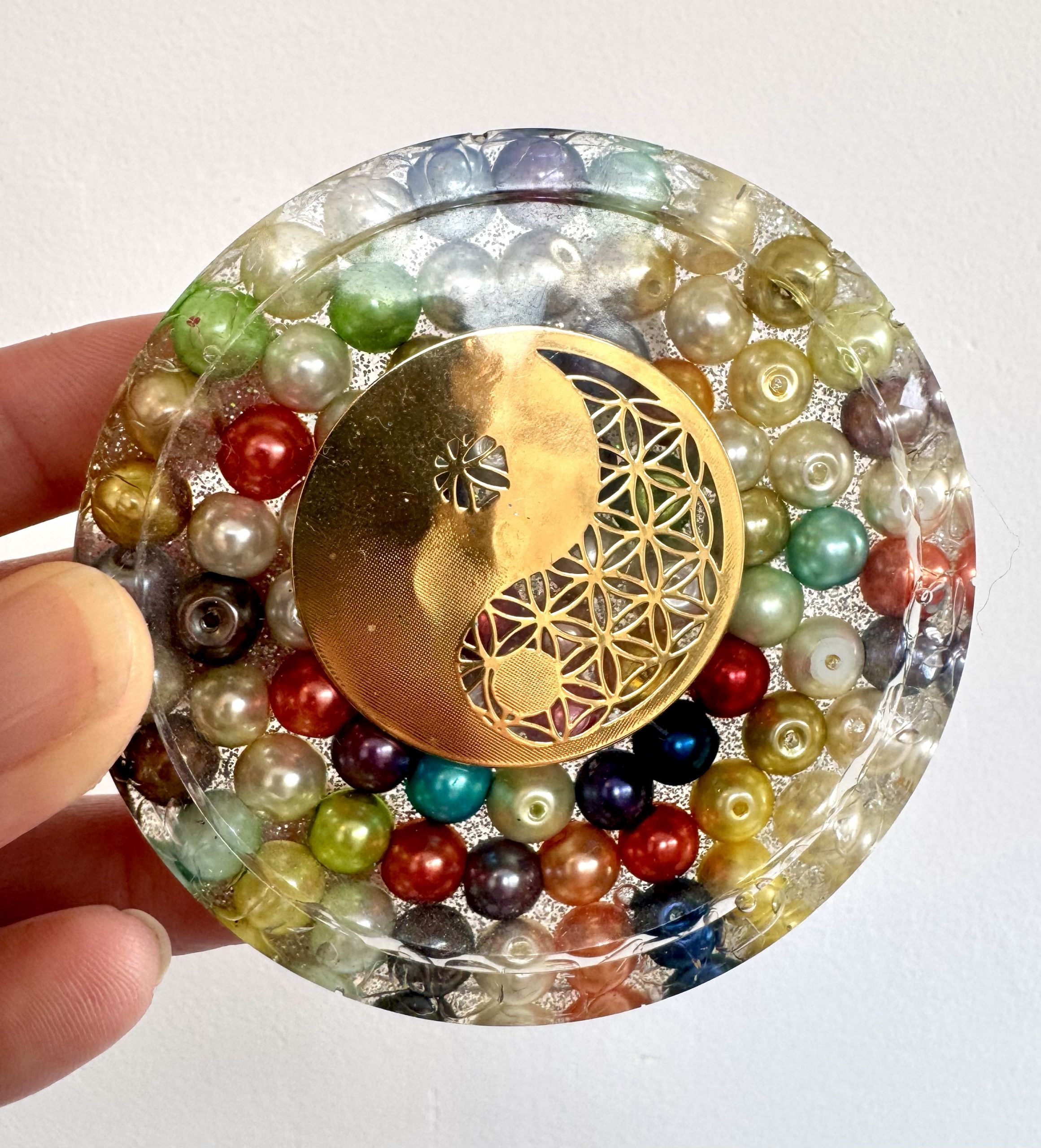 đ Plateau de Rechargement Rond â Perles Multicolores & Cristal de Roche