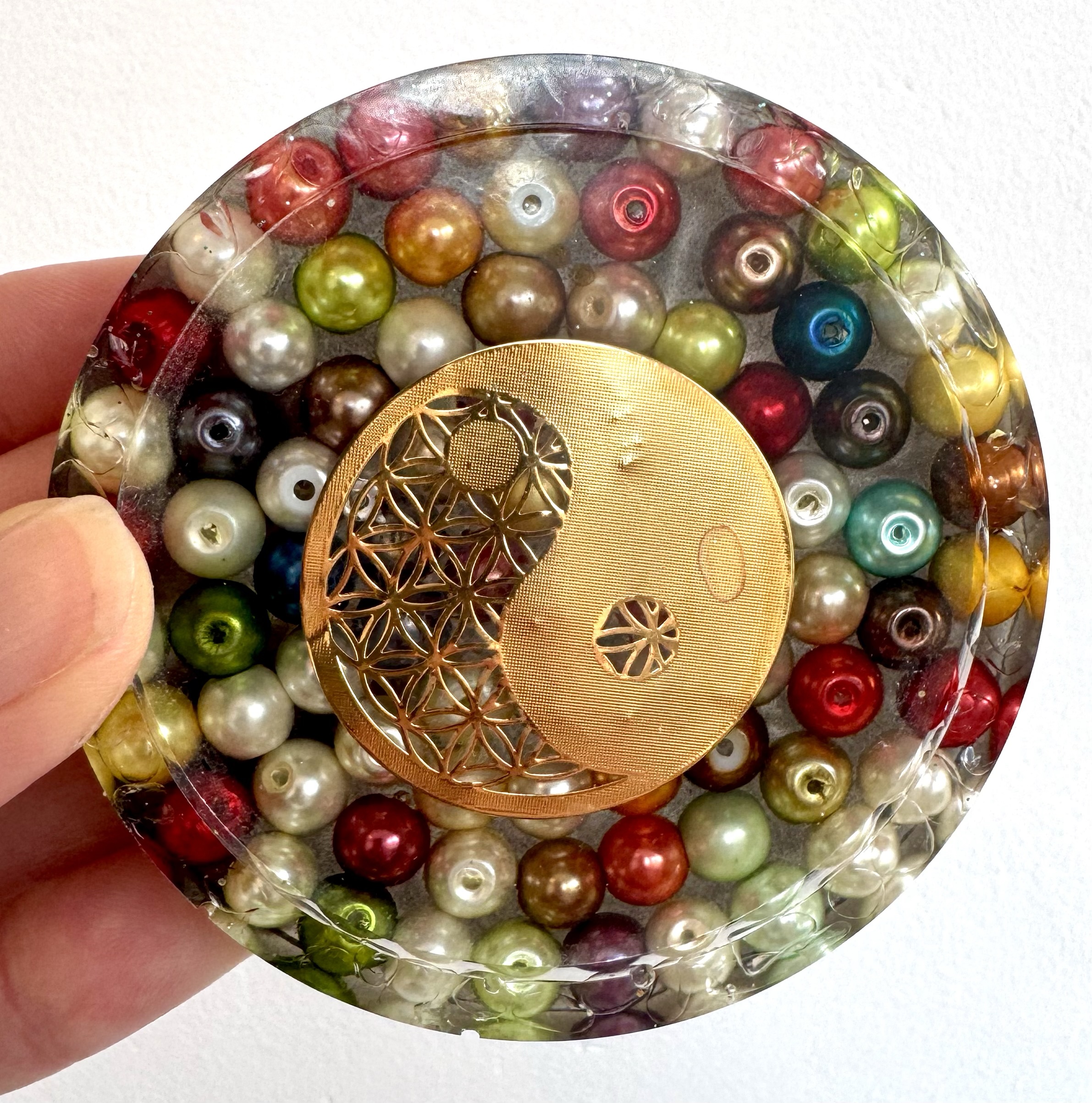 đ Plateau de Rechargement Rond â Perles Multicolores & Cristal de Roche