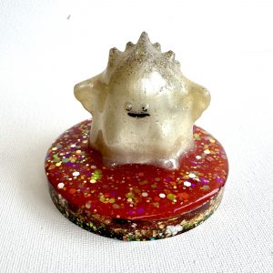 Gardien des Étoiles – Fantôme Blanc sur Plateau Rouge • Apaisement & Harmonie des chakras