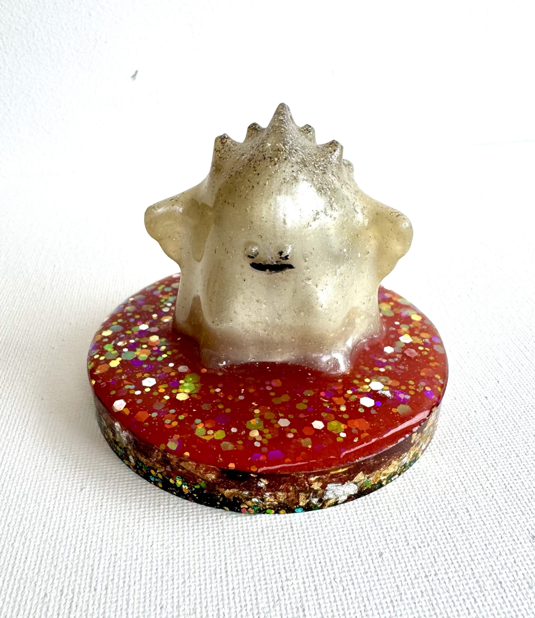 Gardien des Étoiles – Fantôme Blanc sur Plateau Rouge • Apaisement & Harmonie des chakras