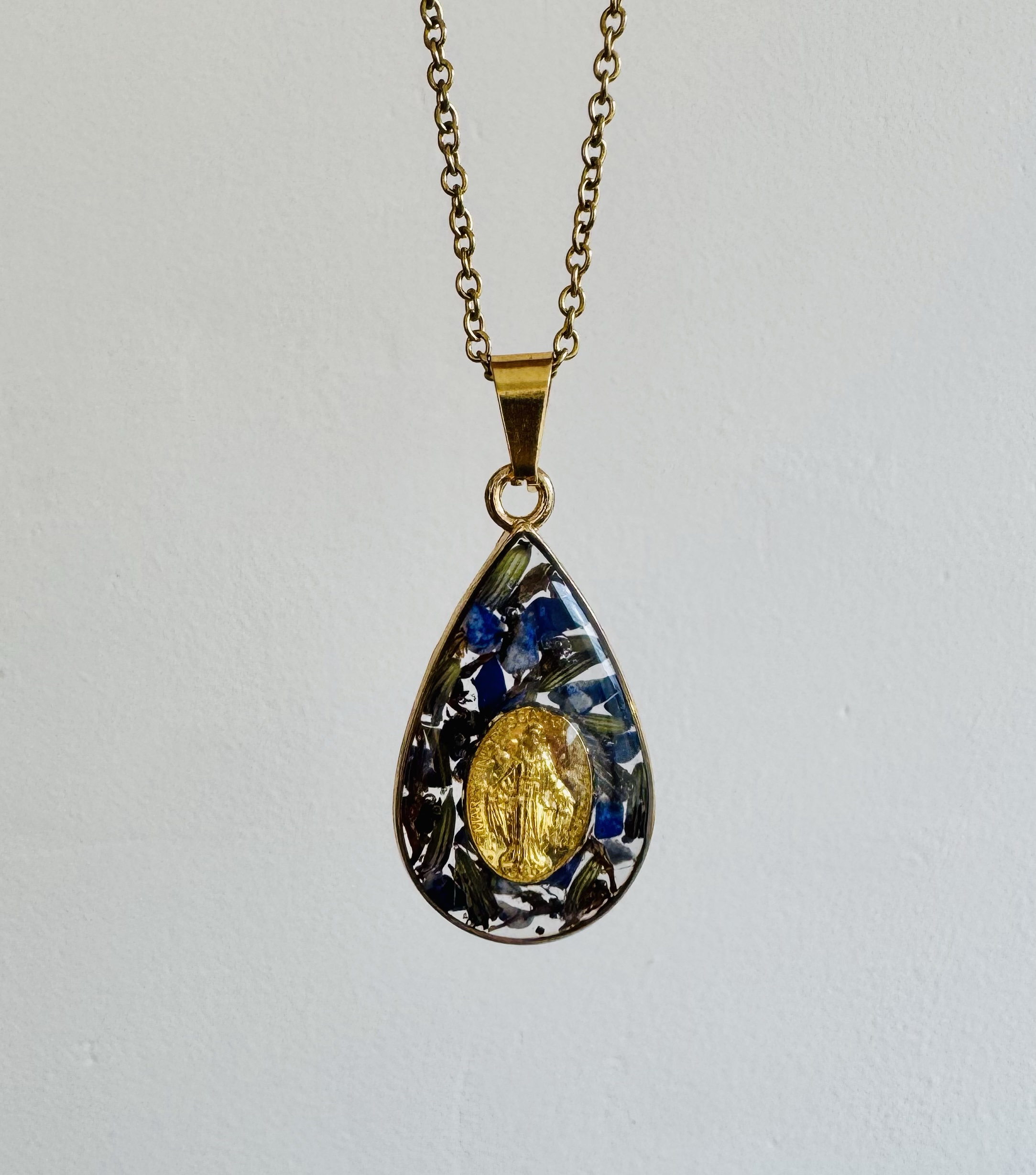 Collier Miraculeuse • Lapis Lazuli & Lavande
Talisman de Guidance, de Clarté & de Protection Divine