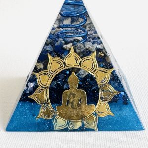 🔺 Pyramide Vibratoire –
Sagesse Intérieure & Paix de l’Esprit |
Lapis-Lazuli • Cristal de roche • Bouddha & Fleur de Lotus
