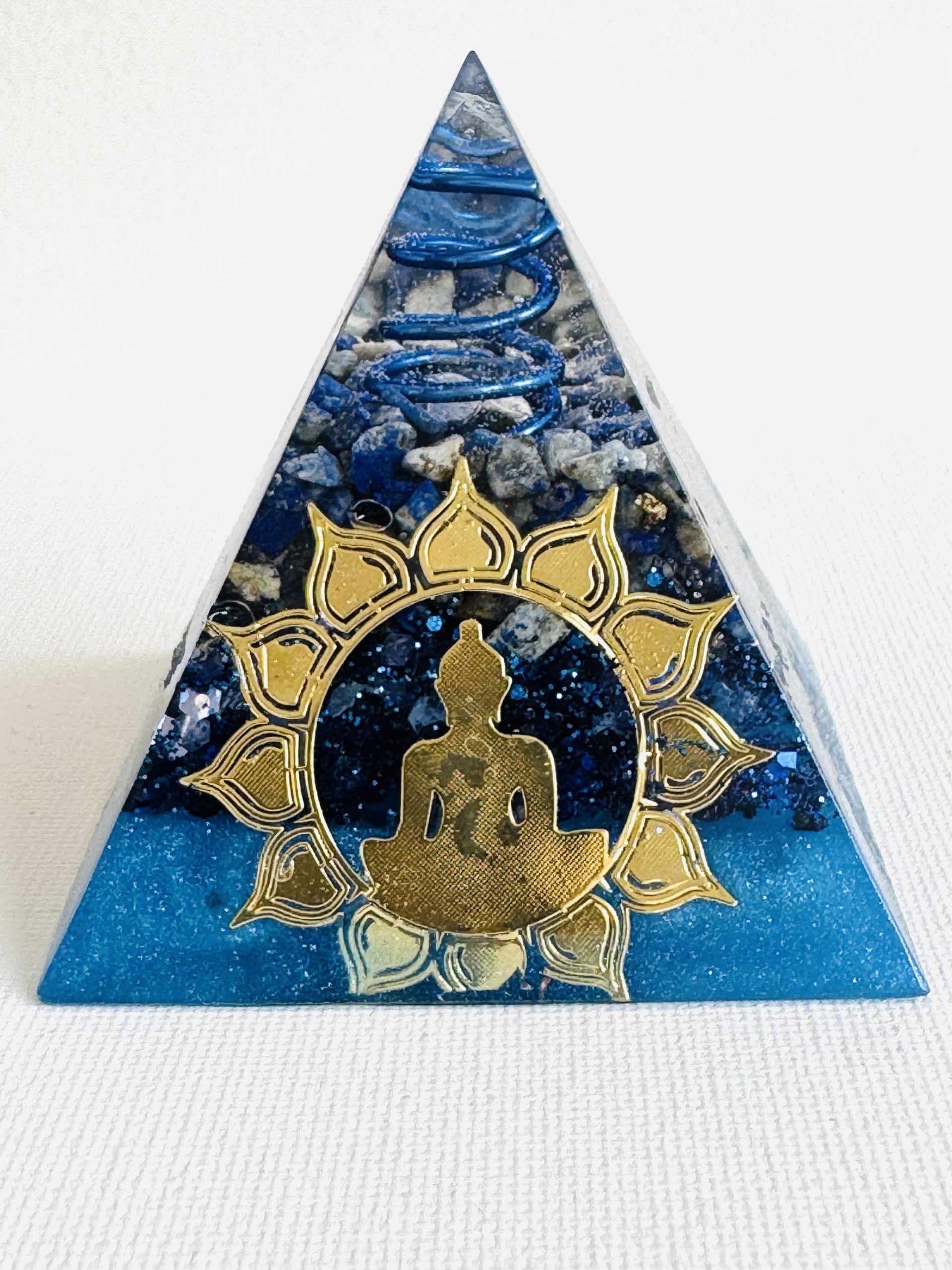 🔺 Pyramide Vibratoire –
Sagesse Intérieure & Paix de l’Esprit |
Lapis-Lazuli • Cristal de roche • Bouddha & Fleur de Lotus