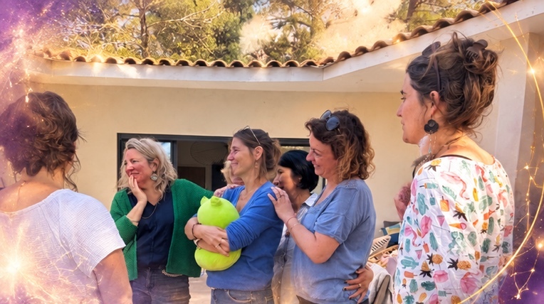 Participantes réunies pendant un atelier de constellations familiales en groupe